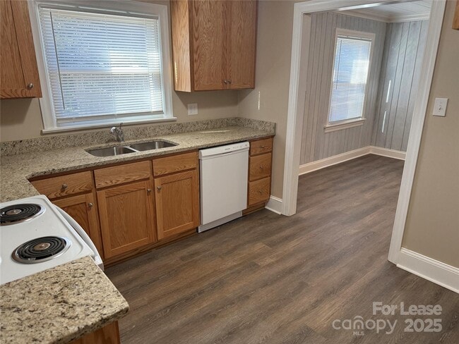 Building Photo - 213 Magnolia St