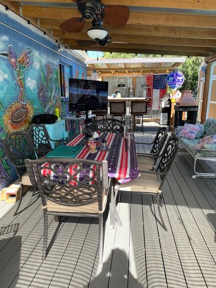 Shared Patio, Bar - 268 E 9000 S