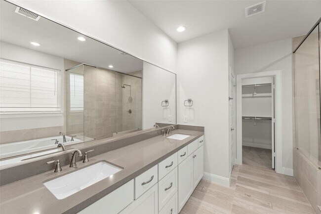 Building Photo - 2718 Grand Fountains Dr