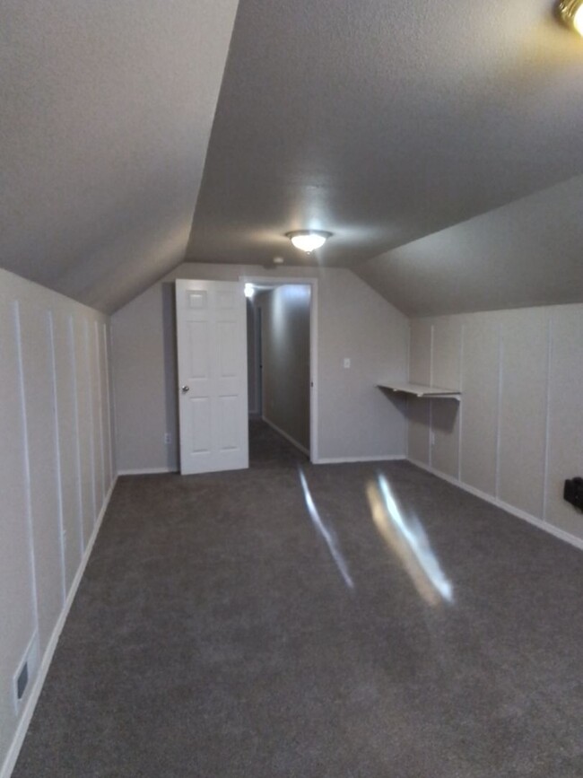 Building Photo - 4 bedroom: Super Clean with new carpet and...