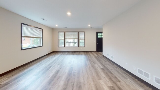 Building Photo - 1014 16th Ave SE