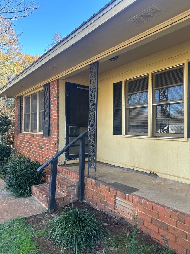 Primary Photo - 2 Bedroom, 1 bathroom on the East-Side. Mo...