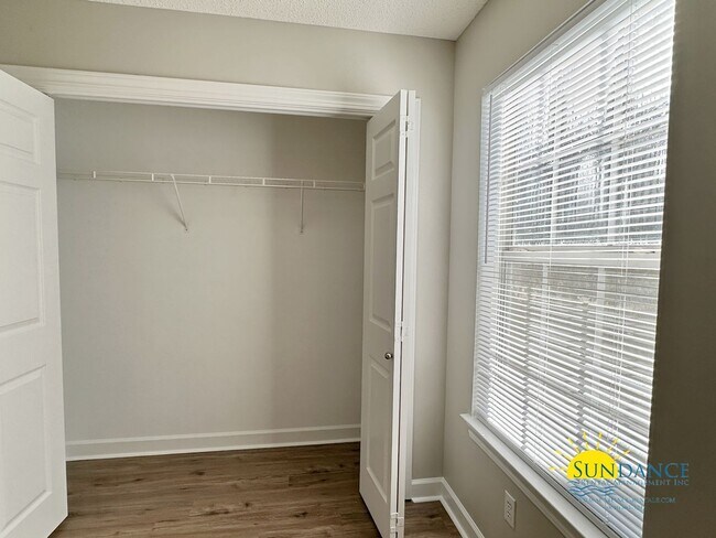 Building Photo - Stunning 4 Bedroom Mary Esther Home, minut...