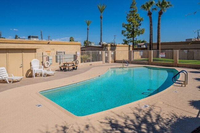 Building Photo - Updated townhome near Central Phx/Biltmore!