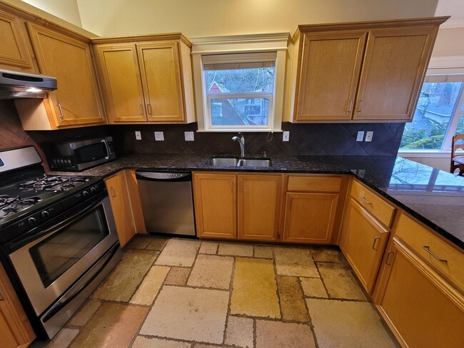 Building Photo - Contemporary Condo in Johns Landing