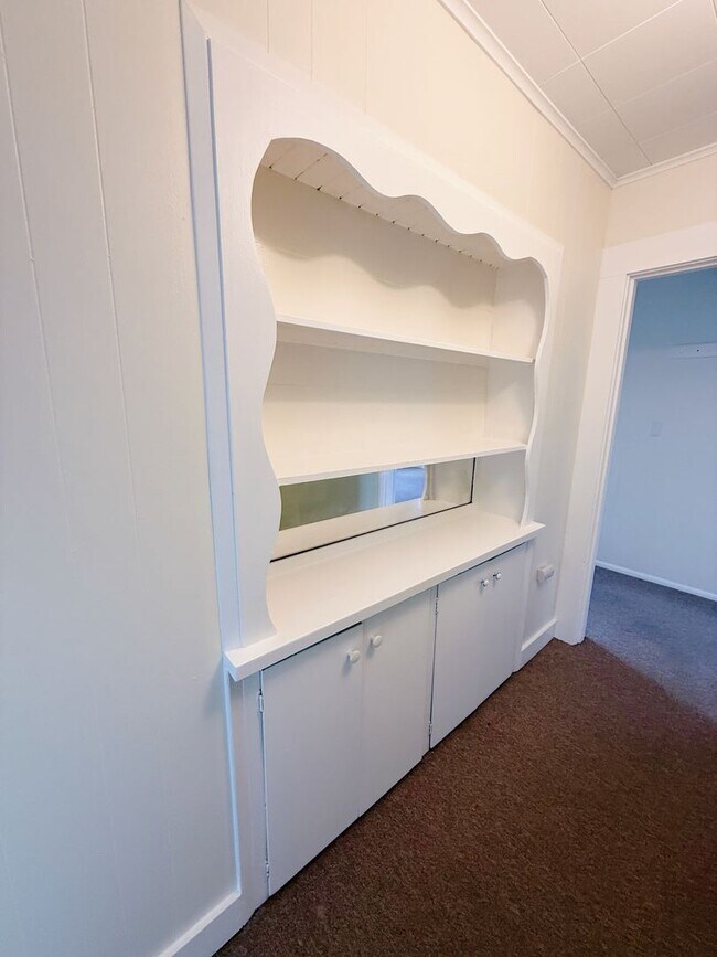 Building Photo - 2 & 4 Bedroom Apartments with Classic Charm & Bay View