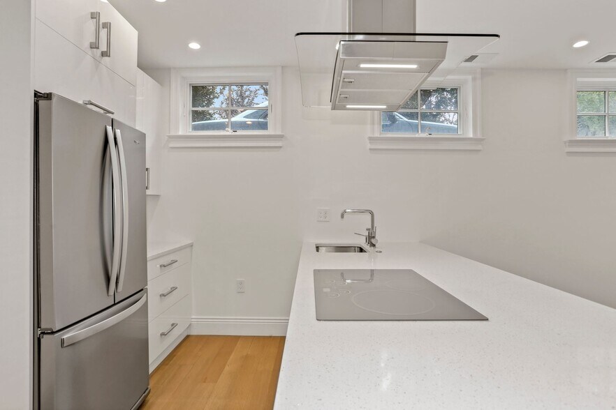 Building Photo - 913 N Ivy St