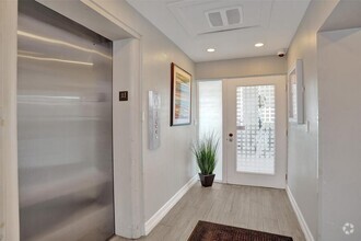Building Photo - 720 Bayshore Dr