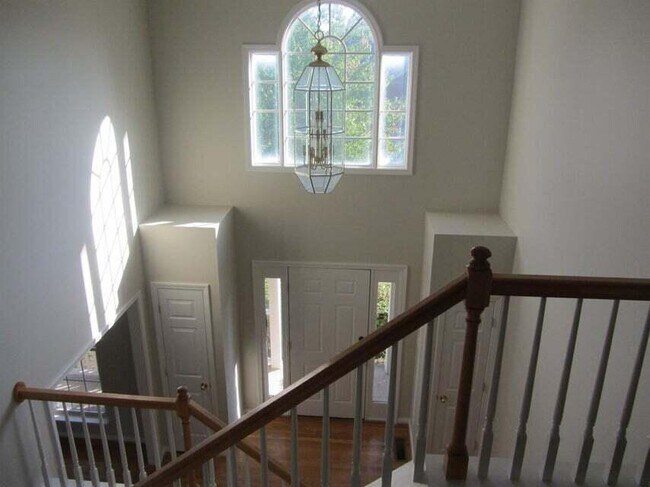 Building Photo - 537 Forest Hill Dr