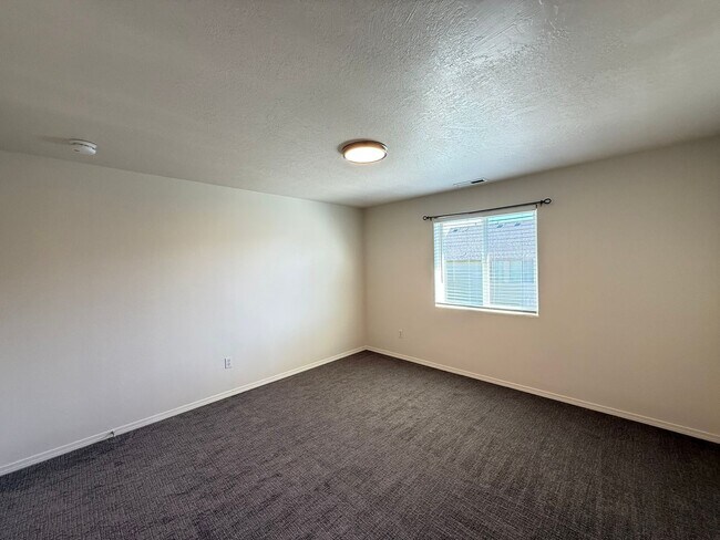 Building Photo - Freshly Updated Four Bedroom