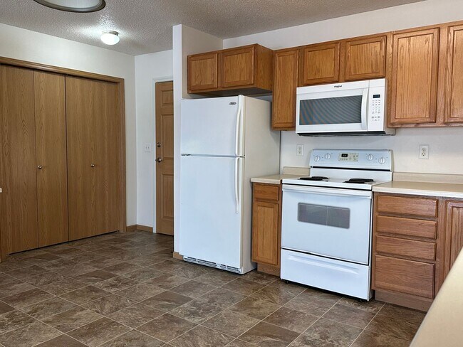 Building Photo - 2 Bedroom 2 Bath - South Fargo - April 1st