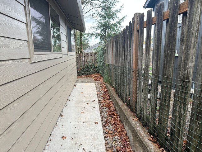 Building Photo - **$250 OFF 1ST MONTHS RENT!!** Remodeled 3 Bedroom SW Portland Home!