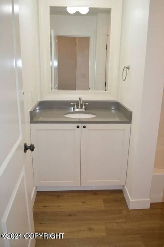 Building Photo - 3 Bed/1 Bath UMED Condo!