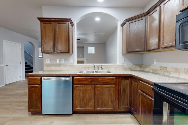 Building Photo - Beautifully maintained 3 bedroom 2.5 bath home