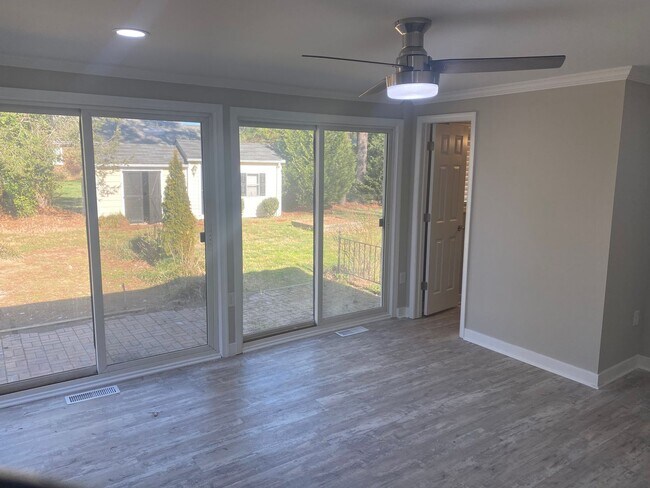 Building Photo - Settle in to this beautiful 3 bed 3 bath i...