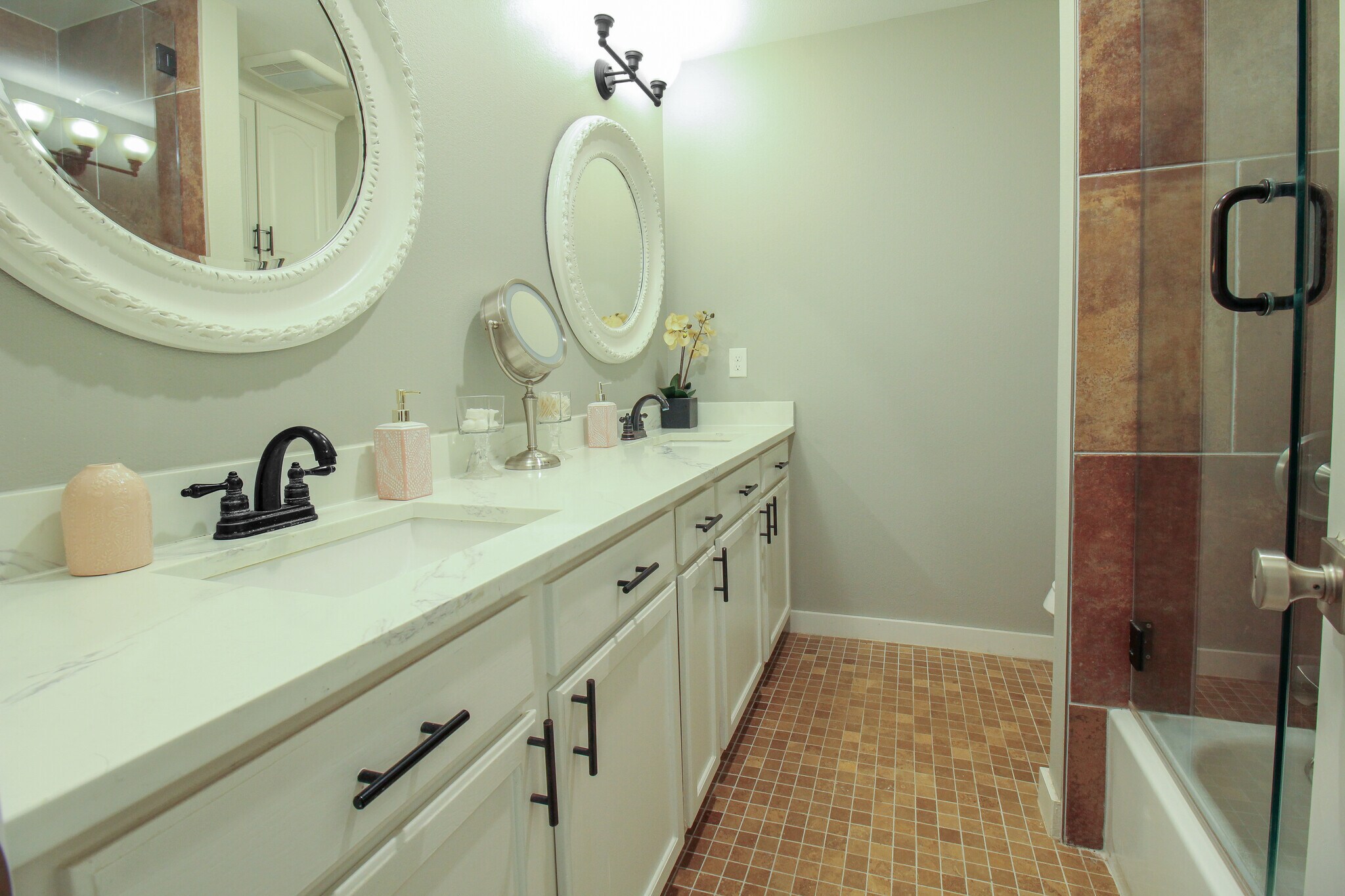 Full master Bath - 633 N Morris St