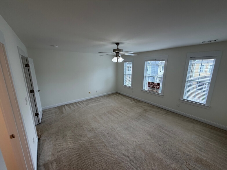 Building Photo - Room in House on Dubois Court