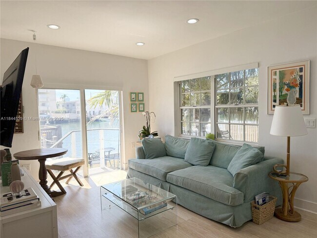 Building Photo - 8401 Crespi Blvd