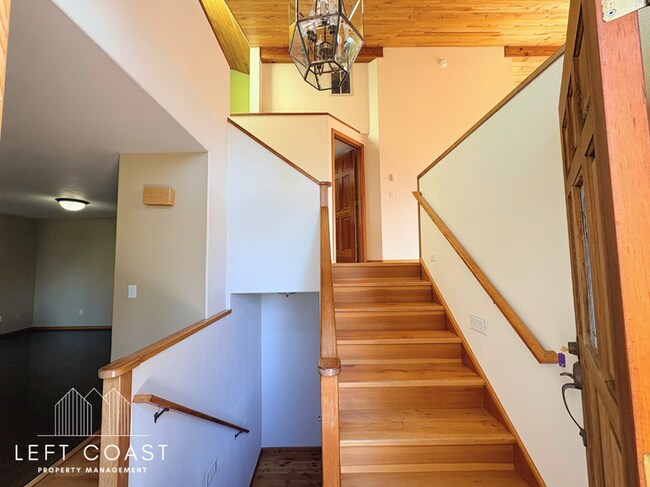 Building Photo - 7205 SW Burl Dr
