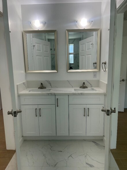 Building Photo - 3221-3223 W 73rd St