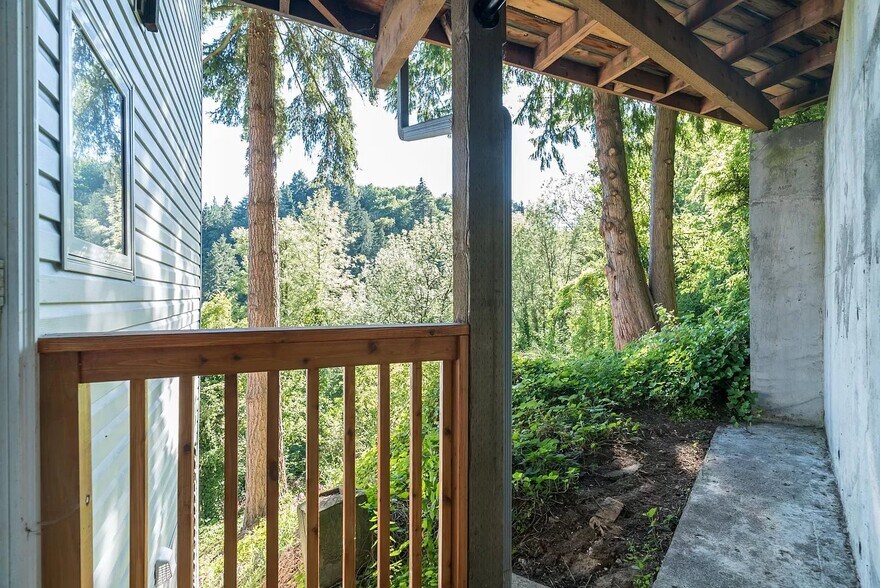 Building Photo - 1120 SW Broadway Dr