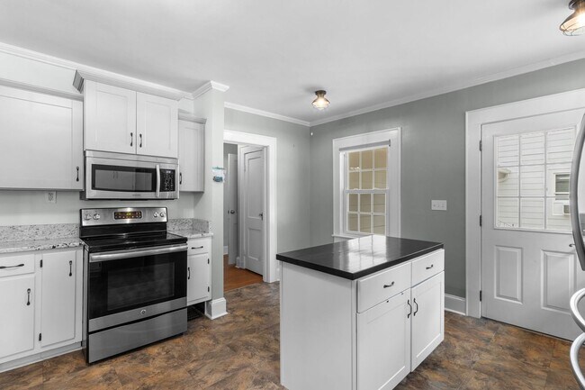 Building Photo - 4 Bedroom 3 Bath in Haymount- Available through June 1, 2027 only!