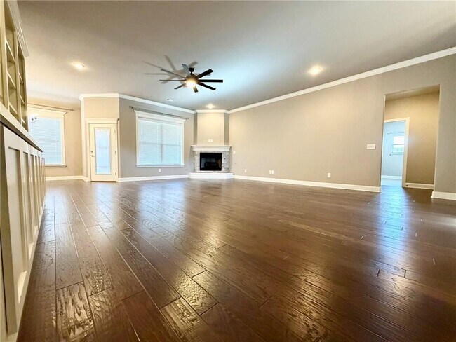 Building Photo - 1309 W Gum St