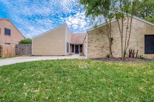 Building Photo - 15910 Tumbling Rapids Dr