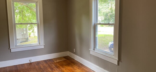 Building Photo - 3 Bedroom 1 Bath Brick Home w/ Office