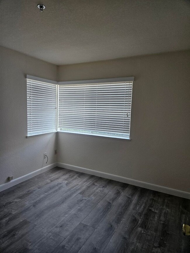 Building Photo - Daly City Village in the Park 2 bedroom 2 bathroom Condo