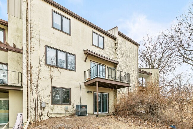 Building Photo - 10914 Saratoga Plaza