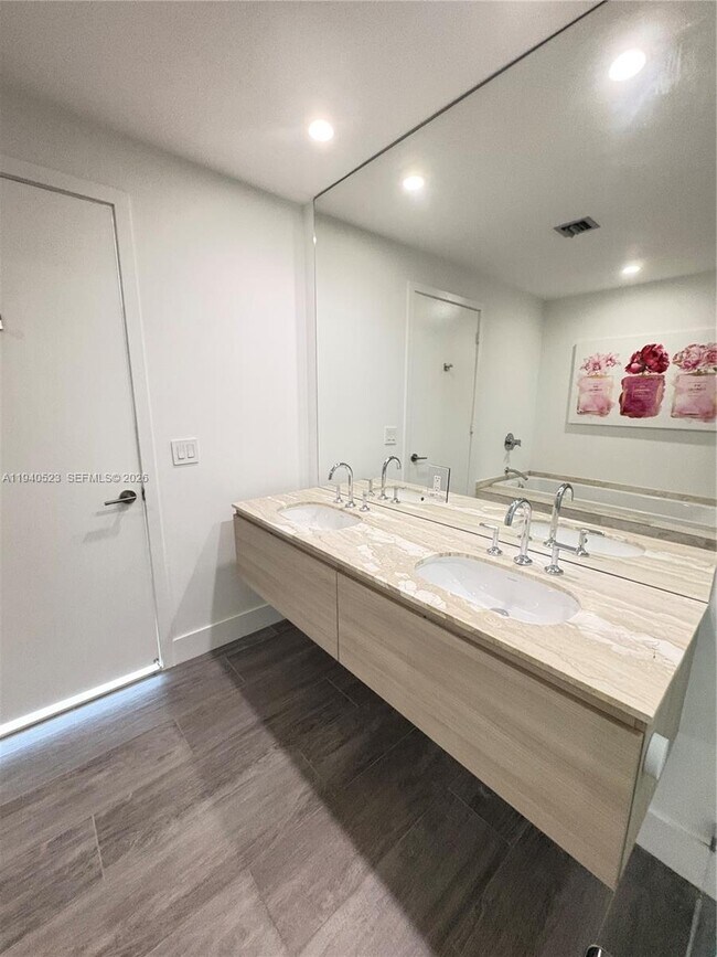 Building Photo - 2900 NE 7th Ave