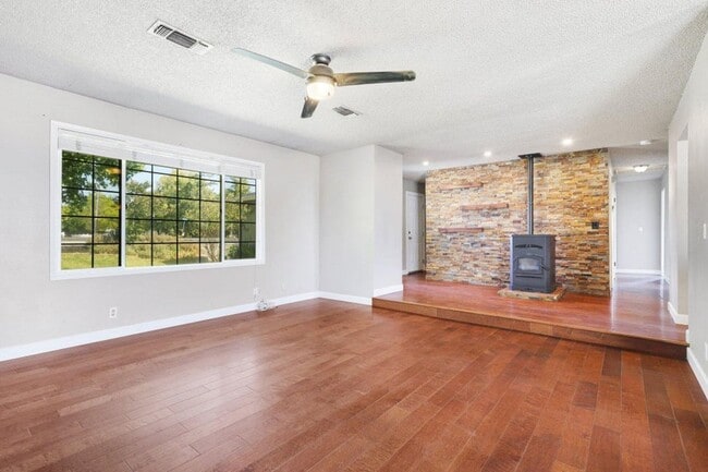 Building Photo - Beautiful Home w/ Panoramic Views!!  (Lake...