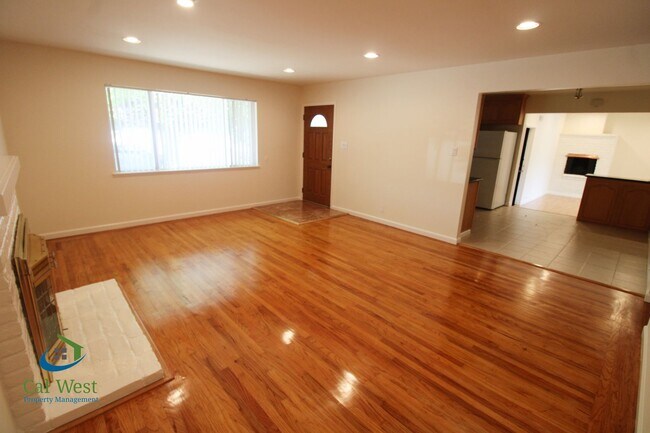 Building Photo - 126 Calado Ave