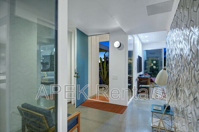 Building Photo - 3133 N Sunnyview Dr