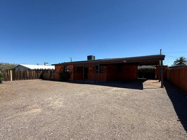 Building Photo - Three Bedroom Home