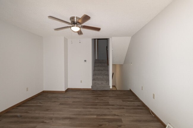 Building Photo - 3 Bed 2 bath Townhome