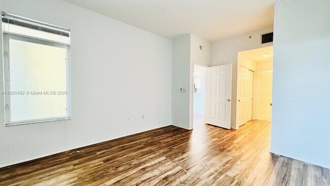 Building Photo - 1203 Town Center Dr