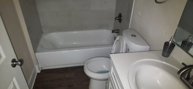 Building Photo - 6107 W 1st Manor