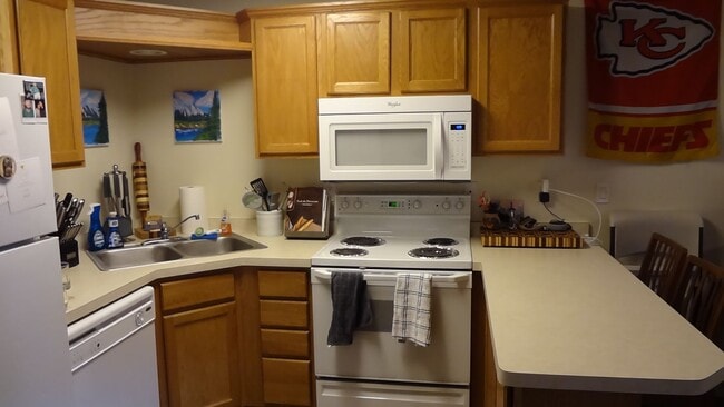 Building Photo - One Bedroom near Utah Valley Hospital and Provo Recreation Center
