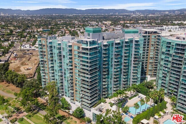 Building Photo - 13700 Marina Pointe Dr