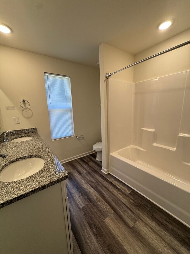 Building Photo - Beautiful 3-Bedroom Home Near Downtown Sta...