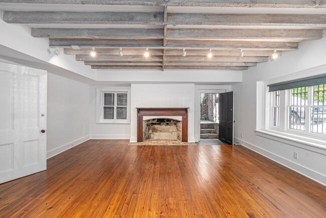 Building Photo - Renovated 2 Bedroom Carriage house off Laf...