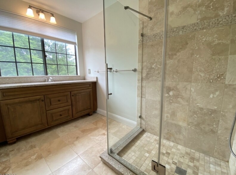 Building Photo - 2605 Hemlock Pl