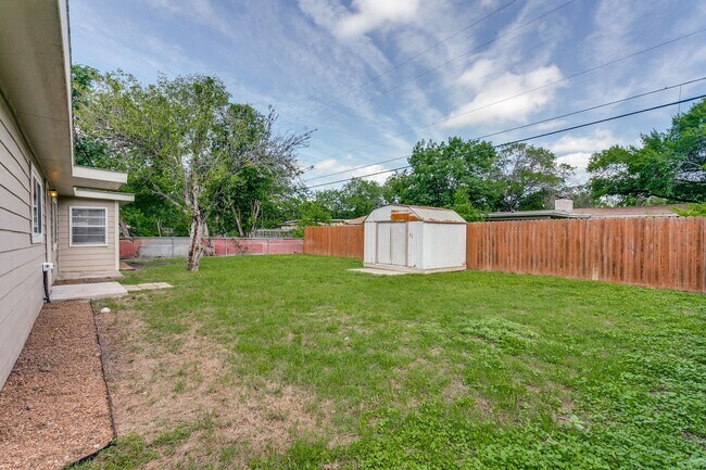 Building Photo - 5-BEDROOM HOME IN WILSHIRE TERRACE