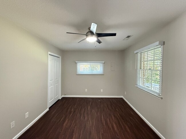 Building Photo - 815 Meadowstone Dr