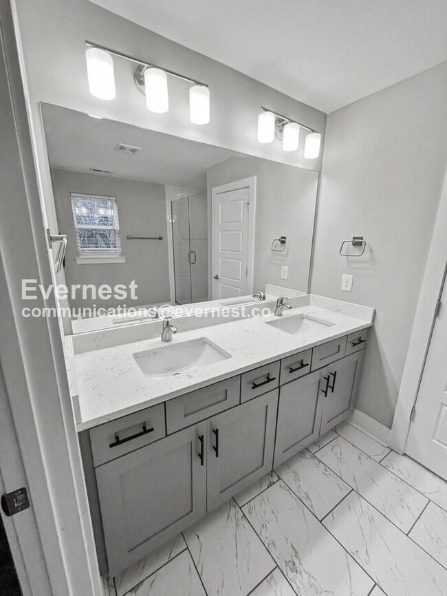 Building Photo - 2332 Oak Ct