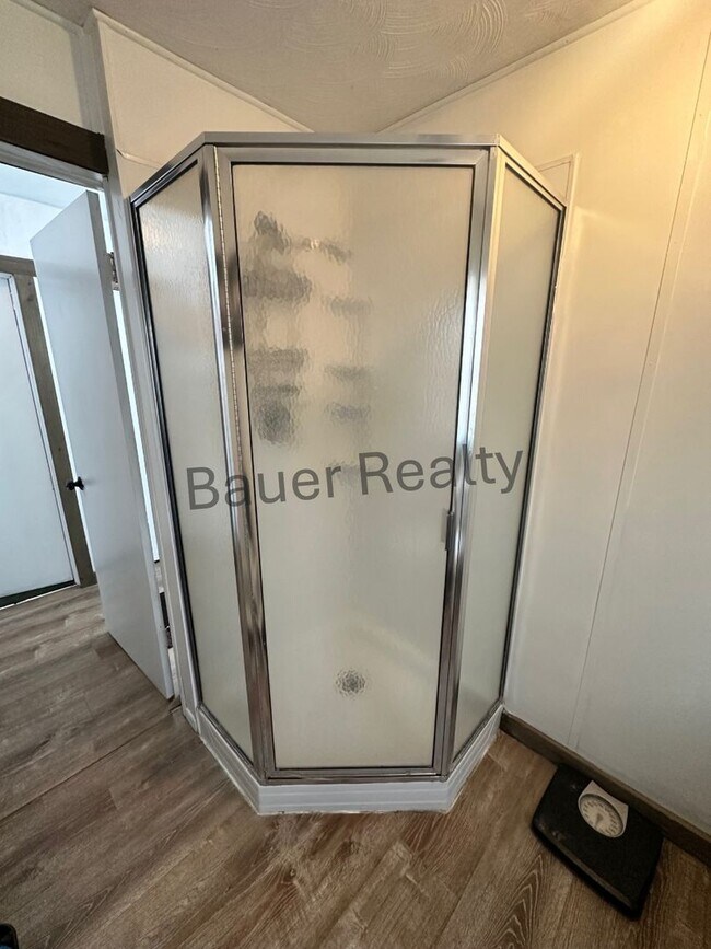 Building Photo - Three Bedroom, Country Setting