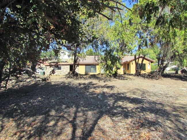 Building Photo - 2BR w/ In-Unit Laundry, Fireplance & A/C in Yucaipa