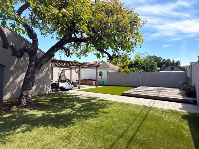 Building Photo - **2025 Euclid Ave Long Beach** Beautiful 3 bedroom 2 bath !!2 weeks free OAC!!